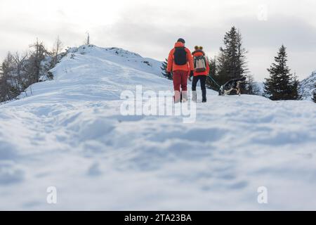 Ein Paar genießt im Winter einen Tag im Freien auf einem verschneiten Berg Stockfoto