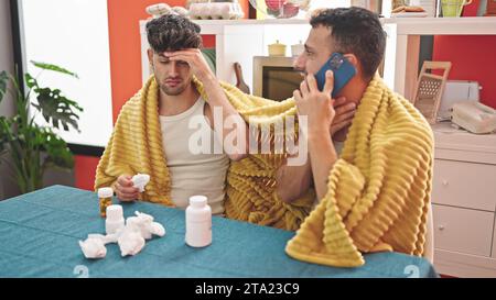 Zwei Männer, die telefonisch im Speisesaal sprechen Stockfoto