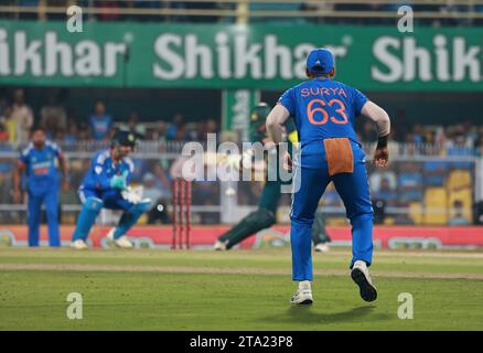 Guwahati, Assam, Indien. November 2023. Suryakumar Yadav of India während des Spiels Nr. 03 der T20 International Series zwischen Australien und Indien im Barsapara Cricket Stadium, Guwahati, Assam, Indien am 28. November 2023 (Bild: © Avijit das/ZUMA Press Wire) NUR ZUR REDAKTIONELLEN VERWENDUNG! Nicht für kommerzielle ZWECKE! Stockfoto