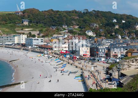 Blick auf Etretat, Etretat, Alabaster Coast, La Cote dAlbatre, English Channel, Seine-Maritime, Normandie, Frankreich Stockfoto