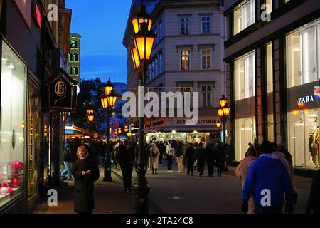 Budapest, Ungarn - 27. November 2023: Weihnachtsmarkt-Pavillons am Vorosmarty-Platz. Stockfoto