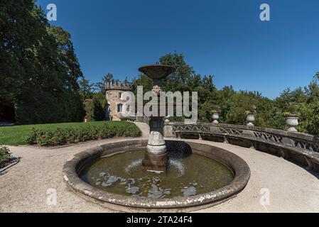 Rosenauer Brunnen und Schlossturm, Rosenau 1, Roedental, Oberfranken, Bayern, Deutschland Stockfoto