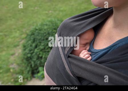 Baby in der Mutterschlinge, Mecklenburg-Vorpommern, Deutschland Stockfoto