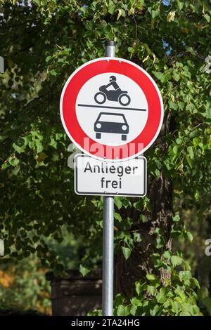 Verkehrsschild Anlieger frei, Zutritt für nicht autorisierte Fahrzeuge wie Motorräder und Pkw verboten, Baden-Württemberg, Deutschland Stockfoto