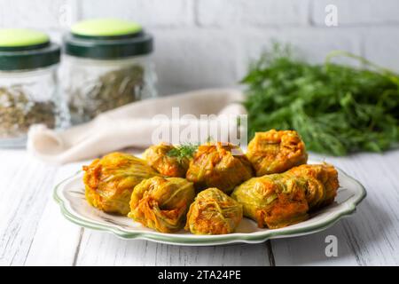 Traditionelle köstliche türkische Küche - griechische Küche, türkische Küche; gefüllte Zucchini-Blumen (türkischer Name; Kabak cicegi dolmasi) Stockfoto