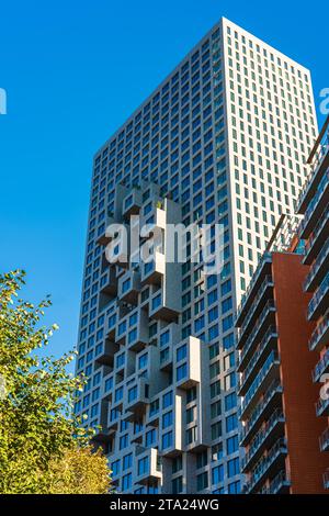 Blick auf moderne Wolkenkratzer in der Hauptstadt von Tirana in Albanien. Neue moderne Architektur. Investitionen in Immobilien. Wohnviertel in Albanien. Stockfoto