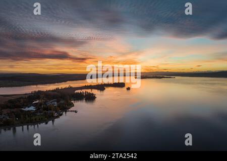 Luftpanorama des westlichen Bodensees vor Sonnenaufgang mit der Halbinsel Mettnau und der Insel Reichenau am Horizont Radolfzell Stockfoto