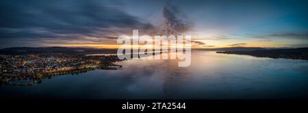 Luftpanorama des westlichen Bodensees vor Sonnenaufgang mit der Stadt Radolfzell und der Halbinsel Mettnau, am Horizont die Insel von Stockfoto