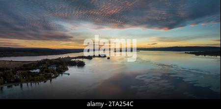 Luftpanorama des westlichen Bodensees vor Sonnenaufgang mit der Halbinsel Mettnau und der Insel Reichenau am Horizont Radolfzell Stockfoto