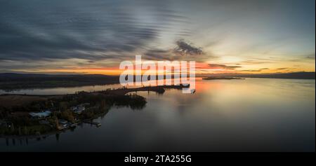 Luftpanorama des westlichen Bodensees vor Sonnenaufgang mit der Halbinsel Mettnau und der Insel Reichenau am Horizont Radolfzell Stockfoto