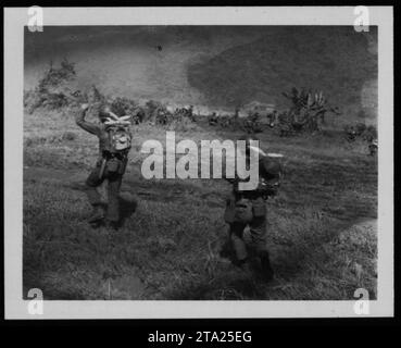 Eine Gruppe von ARVN-Soldaten bereitet sich auf eine taktische Operation während des Vietnamkriegs vor. Das Foto wurde am 28. November 1963 aufgenommen und zeigt die Beteiligung der Armee der Republik Vietnam an militärischen Aktivitäten. Stockfoto