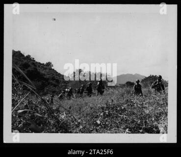 ARVN-Soldaten patrouillierten während des Vietnamkrieges in einem Dorf in Vietnam. Diese Truppen waren Teil der Armee der Republik Vietnam, der primären militärischen Streitmacht, die von den Vereinigten Staaten im Konflikt unterstützt wurde. Dieses Foto wurde am 28. November 1963 aufgenommen. Stockfoto