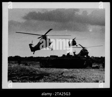 Eine Flotte von UH-34 Hubschraubern fliegt während einer Militäroperation am 23. März 1967 während des Vietnamkriegs in Formation. Diese Hubschrauber wurden während des Konflikts vom amerikanischen Militär in verschiedenen Rollen eingesetzt, darunter Truppentransport und medizinische Evakuierung. Stockfoto