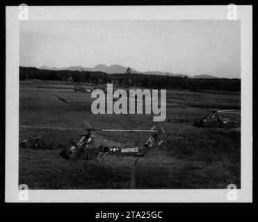 Marines an Bord von UH-34 Hubschraubern während einer Militäroperation in Vietnam, die am 7. September 1965 gefangen genommen wurde. Die UH-34-Hubschrauber waren während des Vietnamkrieges ein wichtiges Kapital für das amerikanische Militär, da sie für den Transport und die Unterstützung der Bodentruppen bei verschiedenen Operationen bereitstellten. Stockfoto