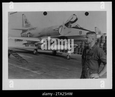 Kampfflugzeug Ace Gregory 'Pappy' Boyington (links) besucht sein altes Geschwader während des Vietnamkriegs im Juli 1967 an einem unbekannten Ort. Boyingtons Präsenz dient als Moralförderer für die Piloten und Besatzungsmitglieder und zeigt die Verbindung zwischen vergangenen und gegenwärtigen Militärgenerationen. Stockfoto