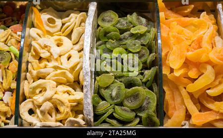 Trockene Frucht der verschiedenen Art befindet sich in einem Markt verkauft. Stockfoto