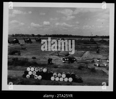 Bildunterschrift: Eine Hubschrauberflotte, die während des Vietnamkrieges am 24. Juli 1962 auf einer amerikanischen Militärbasis gewartet wurde. Diese Hubschrauber spielten eine entscheidende Rolle bei Transport, Logistik und Unterstützung für Truppen und Operationen in der Region. Die regelmäßige Wartung war entscheidend, um die Einsatzbereitschaft der Hubschrauber zu gewährleisten und ihre Effizienz vor Ort zu maximieren. Stockfoto