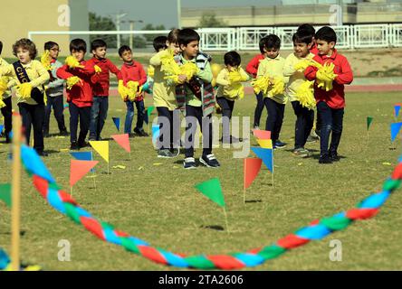 Die Schüler nehmen an verschiedenen Spielen während der jährlichen Sportgala Teil, die von der örtlichen Schule am Dienstag, den 28. November 2023, im Hayatabad Sports Complex in Peshawar stattfindet. Stockfoto