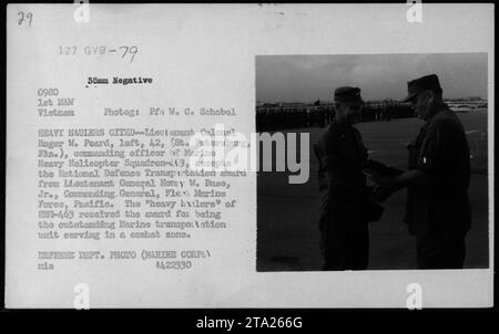 Oberstleutnant Roger W. Poard, kommandierender Offizier der Marine Heavy Helicopter Squadron-13, erhält den National Defense Transportation Award von Generalleutnant Homy W. Buse Jr., der General der Flotte Marine Force im Pazifik würdigt. Das Geschwader, bekannt als die „schweren Spediteure“, wurde für seinen vorbildlichen Dienst als Marine Transporteinheit in einer Kampfzone während des Vietnamkriegs anerkannt. Stockfoto