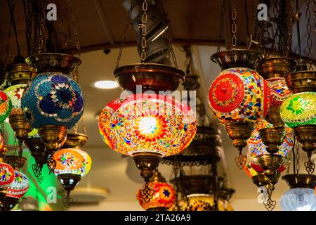 Bunte osmanische Lampen aus Mosaik Stockfoto