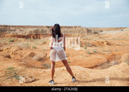 Eine Frau, die auf einem Spaziergang in die Ferne schaut Stockfoto