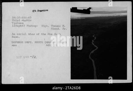 Luftaufnahme der Khe Sanh Base, aufgenommen am 12. September 1967 von SSgt Thomas N. Bland Jr., einem Fotografen der Third Marine Division in Vietnam. Das Foto wurde vom Verteidigungsministerium autorisiert und zeigt eine freie Sicht auf die Khe Sanh Base. Stockfoto