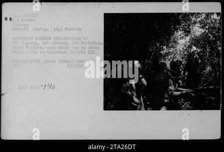 Marines of A Company, 1. Bataillon, 9. Marines, klettern während der Operation Prairie III am 30. März 1967 steile Hügel und führen Kampfeinsätze gegen vietnamesische Truppen durch. Das Foto wurde von LCpl aufgenommen. Terbusch. Stockfoto