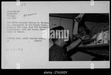 US-Vizepräsident Hubert Humphrey nimmt an einer Zeremonie im Januar 1967 während des Vietnamkriegs Teil. Der Kommandant des Marine Corps, General Wallace M. Greene Jr., verleiht dem HM3 Jerry Raef der US Navy die Purple Heart Medal. Die Zeremonie findet in Vietnam statt. Stockfoto