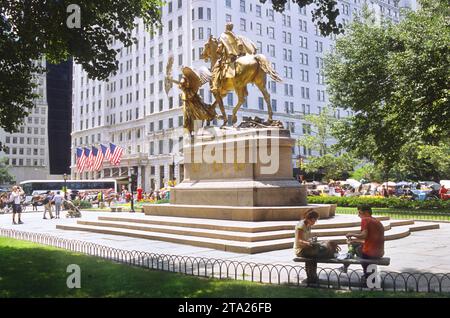 Grand Army Plaza in New York City. Goldene Statue von William Tecumseh Sherman und Göttin Victory von Augustus Saint Gaudens. Wahrzeichen der Fifth Avenue, USA Stockfoto