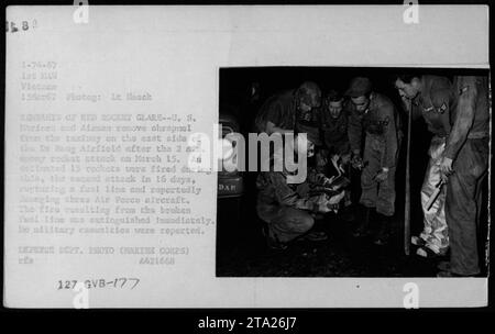 Die US-Marines und die Luftstreitkräfte beseitigen Trümmer und entfernen Schrapnell aus dem Rollweg auf dem da Nang Airfield nach einem Raketenangriff am 15. März 1967. Der Angriff riss eine Treibstoffleitung und verursachte Schäden an drei Luftwaffenflugzeugen. Der Brand infolge des Bruchs der Brennstoffleitung wurde schnell gelöscht, und es wurden keine militärischen Opfer gemeldet. Das Foto, aufgenommen von Lt. Haack, zeigt die Überreste des Raketenangriffs. Stockfoto