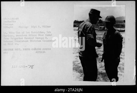 Lieutenant Mike Coe vom 1. Bataillon der 7. Marines erhielt am 10. Mai 1968 die Silver Star Medal von Brigadegeneral George D. Webster (Assistant Division Commander) auf Hill 10 in Vietnam. Die Zeremonie wurde von LCpl P. Wilbur festgehalten und das Foto stammt vom Verteidigungsministerium (Marine Corps). Stockfoto