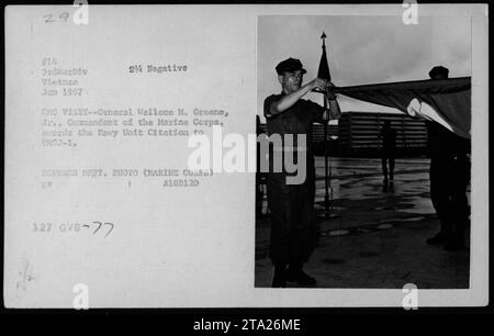 General Wallace M. Greene, Jr., Kommandant des Marine Corps, überreicht im Januar 1967 die Marinestelle Citation der vietnamesischen Joint Civil Affairs Group 1 (VNCJ-1) im Rahmen einer Zeremonie. Dieses Foto nahm den Moment der Zeremonie in der 3. Marine Division in Vietnam auf, an der Vizepräsident Hubert Humphrey teilnahm. Stockfoto