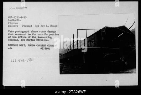 Das Foto zeigt die Folgen schwerer Sturmschäden an dem Büro des Commanding General, 1. Marine Division während des Vietnamkriegs. Das Bild wurde am 26. Oktober 1970 von Sgt Ray L. Menge aufgenommen und zeigt die erheblichen strukturellen Schäden, die am Äußeren des Gebäudes verursacht wurden. Stockfoto