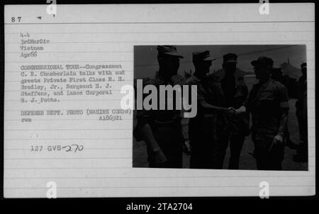 Der Kongressabgeordnete C. E. Chamberlain begrüßt den Privaten First Class R. H. Bradley Jr., Sergeant H. J. Steffens und Lance Corporal R. J. Potts während einer Kongressreise in Vietnam im April 1966. Das Foto wurde vom Verteidigungsministerium aufgenommen und ist als Teil der Fotografien der amerikanischen Militäraktivitäten während der Sammlung des Vietnamkriegs markiert. Stockfoto