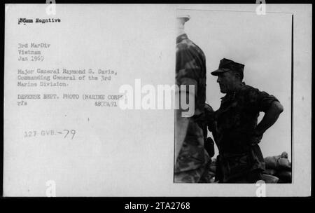 Der stellvertretende Marineminister John Warner, der Verteidigungsminister Melvin Laird und Norman Vincent Peale nehmen an einer Zeremonie im Januar 1969 Teil. Ebenfalls anwesend sind Generalmajor Raymond G. Davis, Kommandeur der 3. Marine-Division, und andere Militärangehörige. Stockfoto