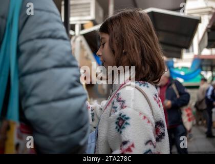 Belgrad, Serbien, 10. November 2023: Porträt eines Mädchens, das auf dem grünen Markt einkauft Stockfoto