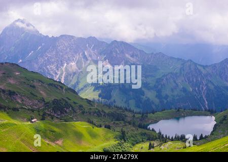 Panorama vom Zeigersattel bis zum Seealpsee, hinten links die Hoefats 2259m, Allgaeu Alpen, Allgaeu, Bayern, Deutschland Stockfoto