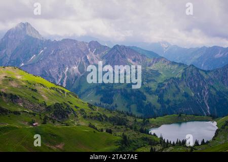 Panorama vom Zeigersattel bis zum Seealpsee, hinten links die Hoefats 2259m, Allgaeu Alpen, Allgaeu, Bayern, Deutschland Stockfoto