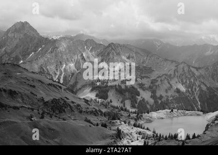 Panorama vom Zeigersattel bis zum Seealpsee, hinten links die Hoefats 2259m, Allgaeu Alpen, Allgaeu, Bayern, Deutschland Stockfoto