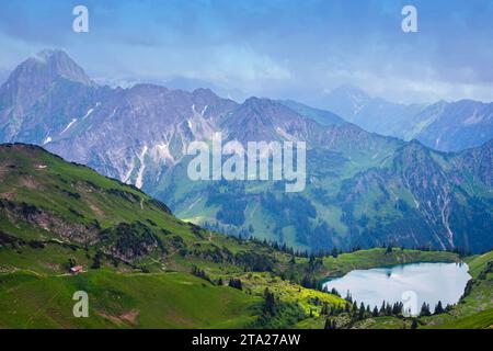 Panorama vom Zeigersattel bis zum Seealpsee, hinten links die Hoefats 2259m, Allgaeu Alpen, Allgaeu, Bayern, Deutschland Stockfoto