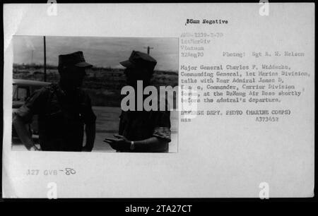 Generalmajor Charles F. Widdecke, Kommandeur der 1. Marine-Division, unterhält sich am 22. August 1970 mit Konteradmiral James D. Ramage, dem Kommandeur der Carrier Division Seven, auf der Danang Air Base. Das Foto fängt einen Moment vor Admiral Ramages Abreise ein. Foto von Sgt. W. Nelson, US Marine Corps. Stockfoto