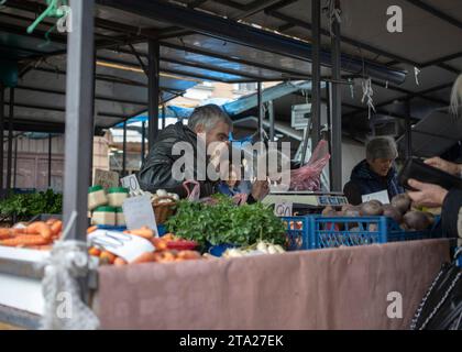 Belgrad, Serbien, 10. November 2023: Ein Verkäufer in einem Job auf dem grünen Markt Stockfoto