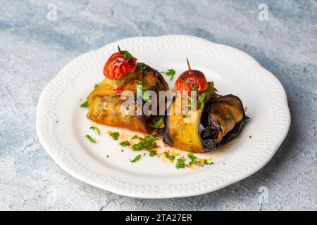 Traditionelle türkische Küche; Kofte Kebab in Auberginen verpackt (türkischer Name; Islim - Islim Kebabi oder kurdan Kebabi) Stockfoto