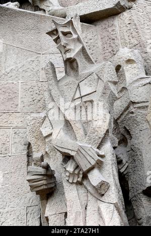 Christus mit Dornenkrone, moderne Steinskulptur der Passionsfassade, Kathedrale La Sagrada Familia, UNESCO-Weltkulturerbe, Barcelona Stockfoto