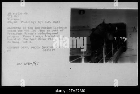 Truppen der 3rd Marine Division Board USS Iwo Jima am DEET Water Pier nahe da Nang während des Umschichtungsprogramms von Präsident Nixon am 6. September 1969. Stockfoto