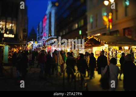 Budapest, Ungarn - 27. November 2023: Weihnachtsmarkt-Pavillons am Vorosmarty-Platz. Stockfoto