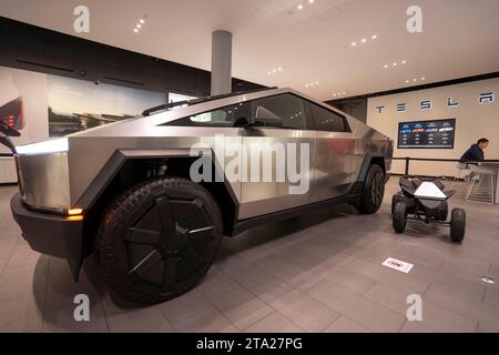 Tesla Cybertruck wird zusammen mit dem Cyberquad für Kinder am Freitag, den 24. November 2023, im Tesla Showroom in der Santana Row von San Jose ausgestellt. Stockfoto