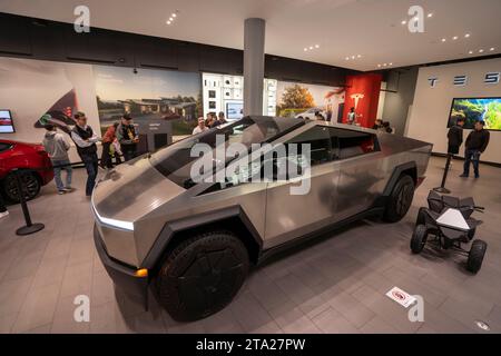 Tesla Cybertruck wird zusammen mit dem Cyberquad für Kinder am Freitag, den 24. November 2023, im Tesla Showroom in der Santana Row von San Jose ausgestellt. Stockfoto