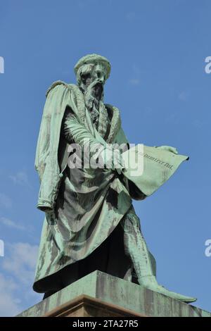 Johannes Gutenberg Denkmal, Skulptur, Buch mit Inschrift et la lumiere fut, und es werde Licht, verdigris, Clipping, Place Gutenberg, Grande Stockfoto