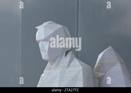 Skulptur Les L du Desir von Benjamin Kiffel 2021, Detail, Kopf, Engel, weiß, Marmor, Stein, Kubismus, Straßburg, Unterrhein, Elsass, Frankreich Stockfoto
